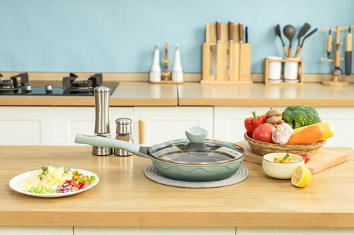 厨房彩色平底煎锅 厨具美学与功能的完美融合